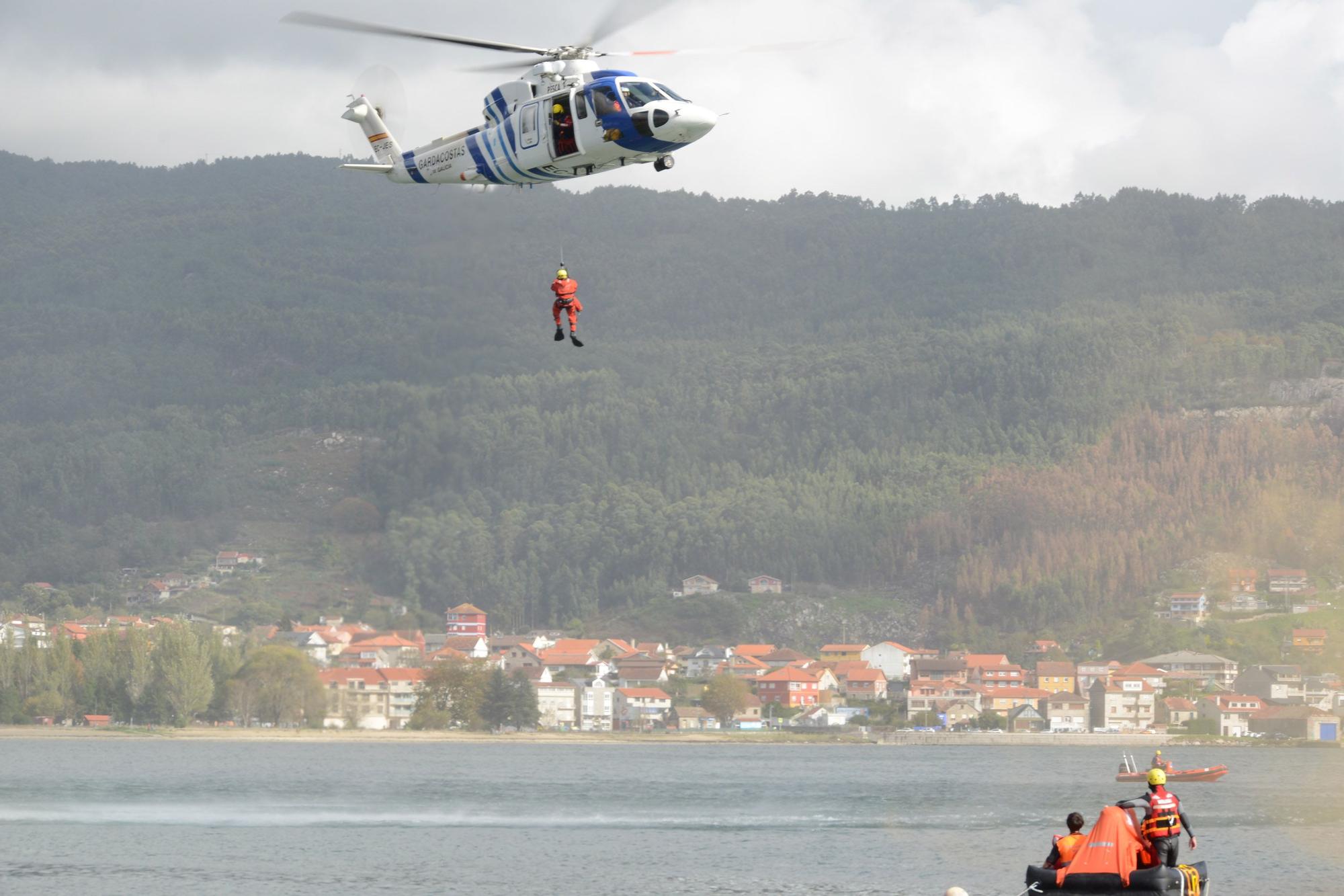 Escenas del simulacro de rescate frente a Moaña.