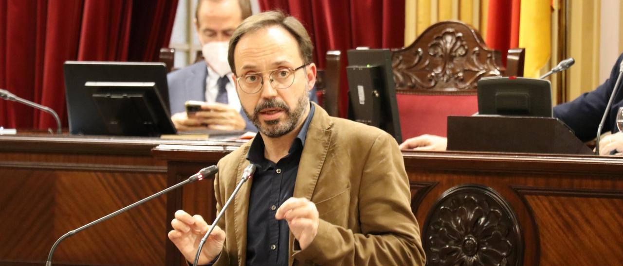 El diputado de Més per Menorca Josep Castells, en el Parlament balear.