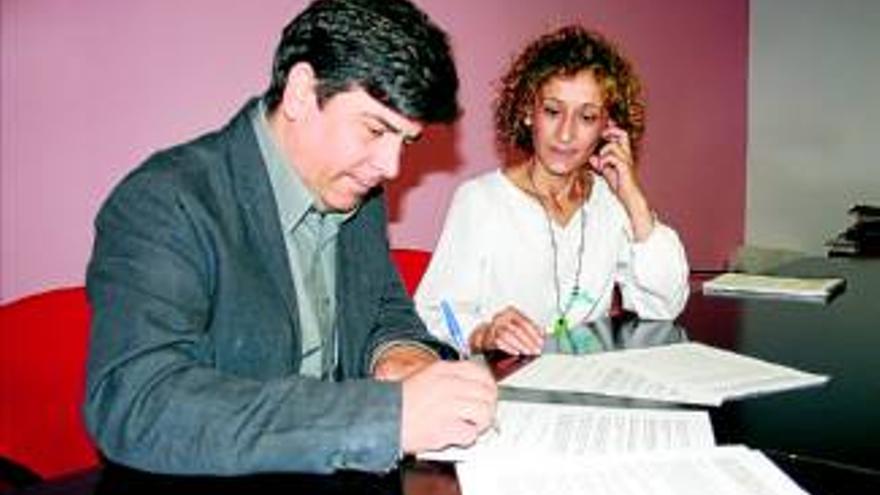 Rafael Llamas y Conchi Espejo rubrican el acuerdo de gobierno entre PSOE e IU