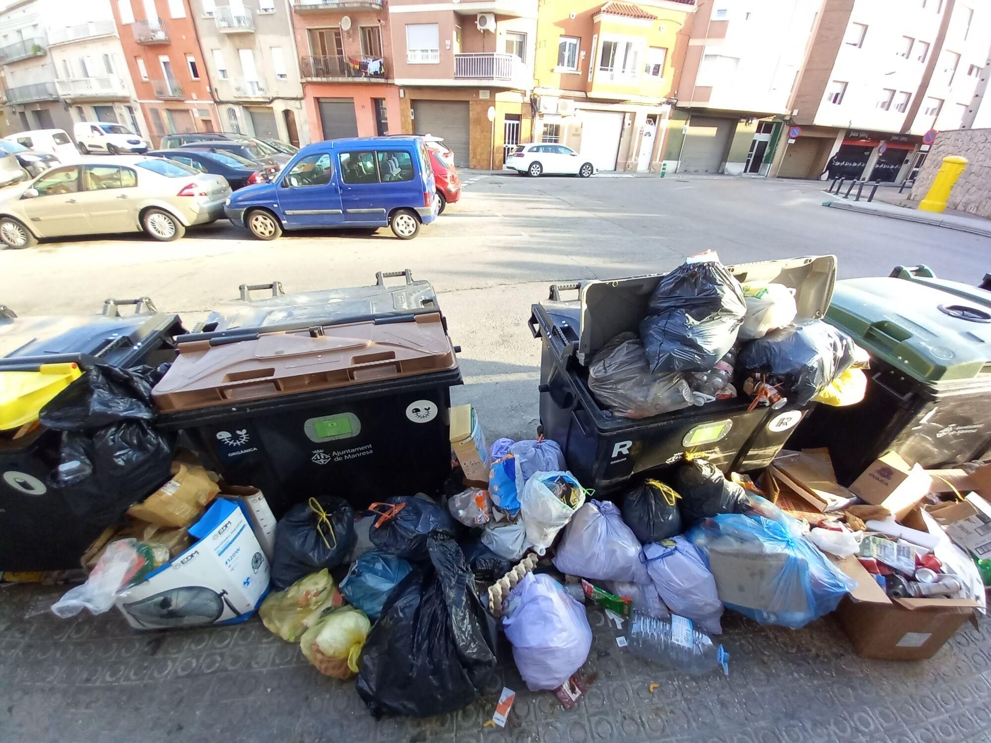 Els contenidors de Manresa, plens a vessar