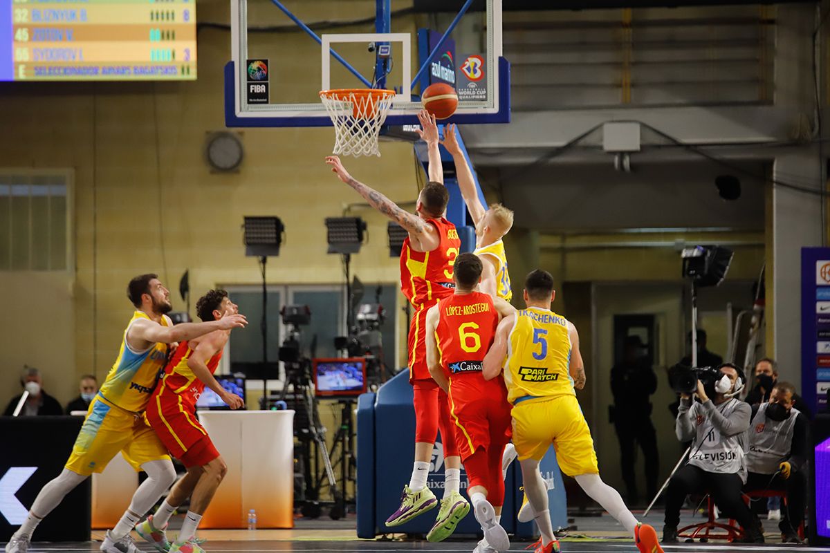 Las imágenes del partido de baloncesto España-Ucrania en Vista Alegre