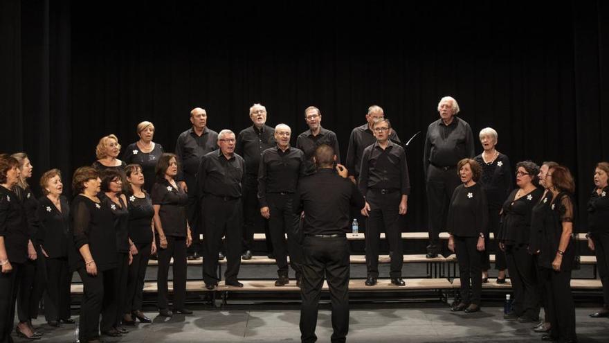 Una de las corales ayer en el Festival de Otoño celebrado en el Teatro Principal de Zamora.