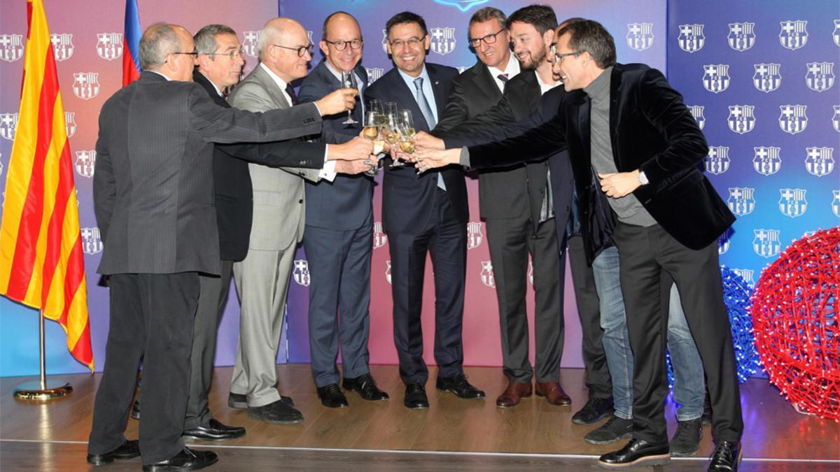 El presidente del FC Barcelona, Josep Maria Bartomeu, durante el brindis con los representantes de los medios de comunicación entre los que se encontraba el director de SPORT Ernest Folch (tercero por la derecha)