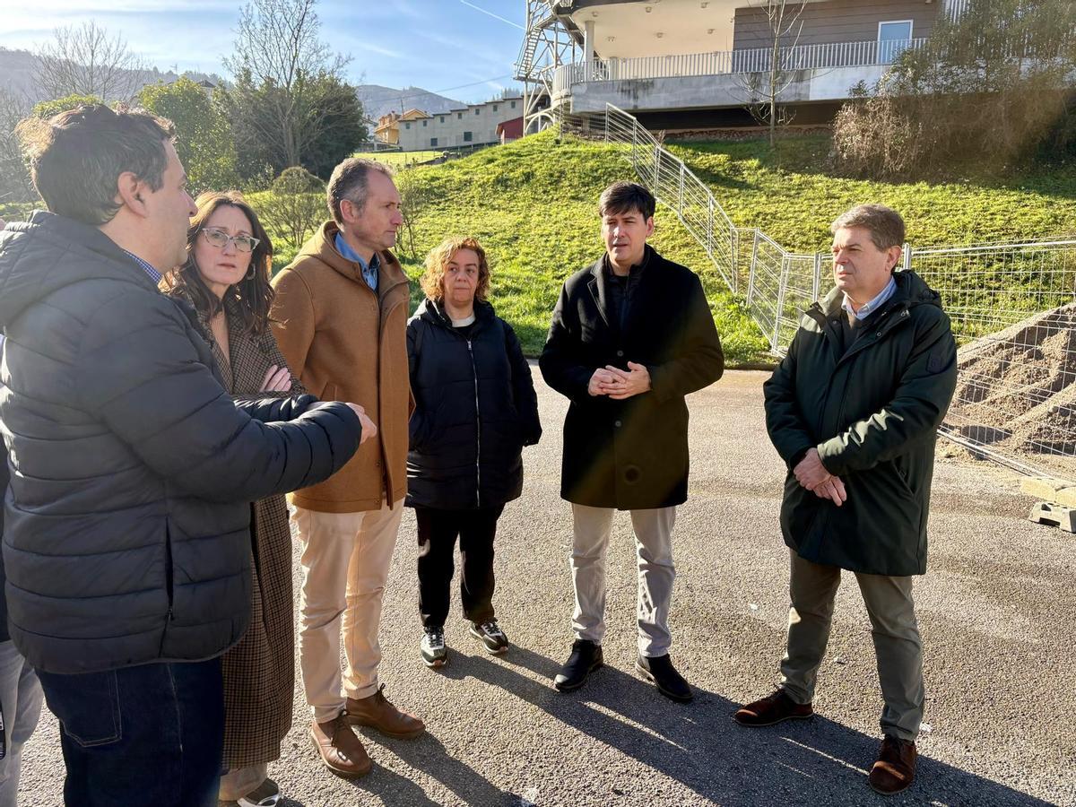 Borja Sánchez, segundo por la derecha, en El Entrego
