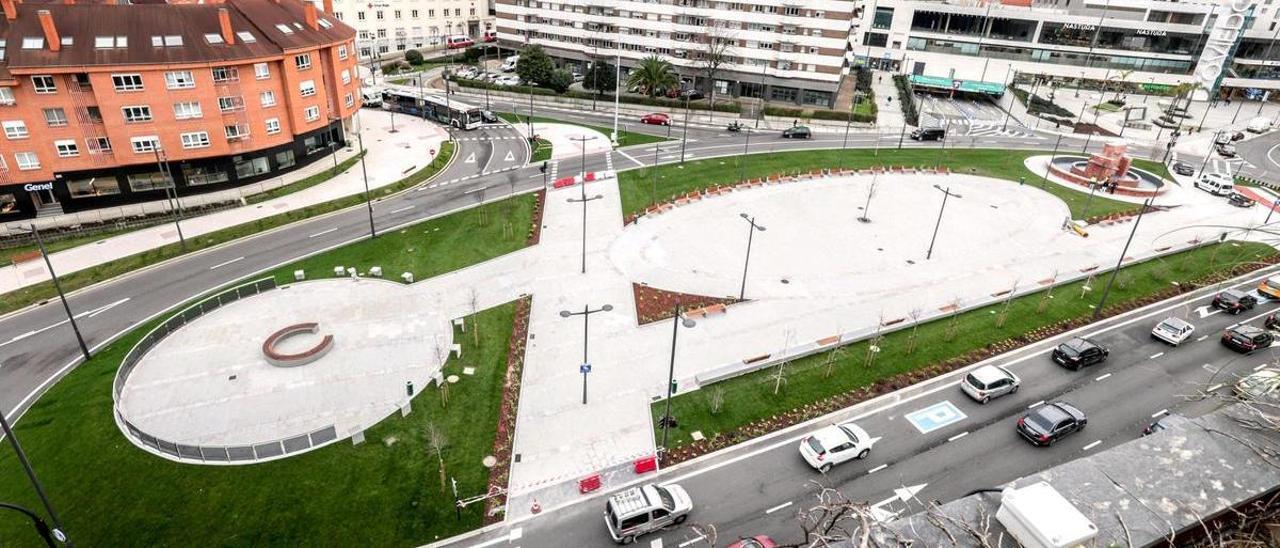 Aspecto de la plaza de la Cruz Roja, ya rematada, a la espera de la activación de la nueva fuente, situada a la derecha en la imagen.