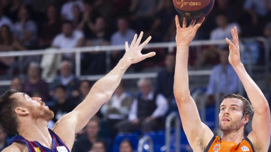 Víctor Claver trata de &#039;puntear&#039; a Aaron Doornekamp.