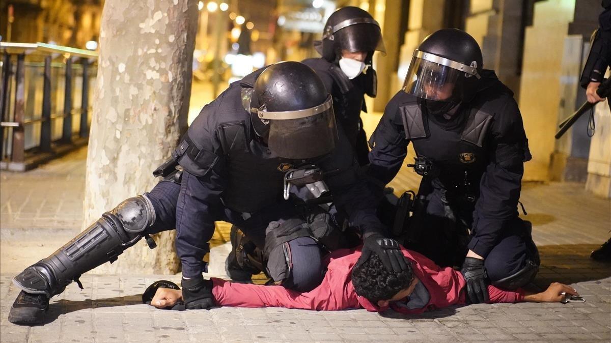 zentauroepp55674045 a demonstrator is detained by police officers during clashes201031101957