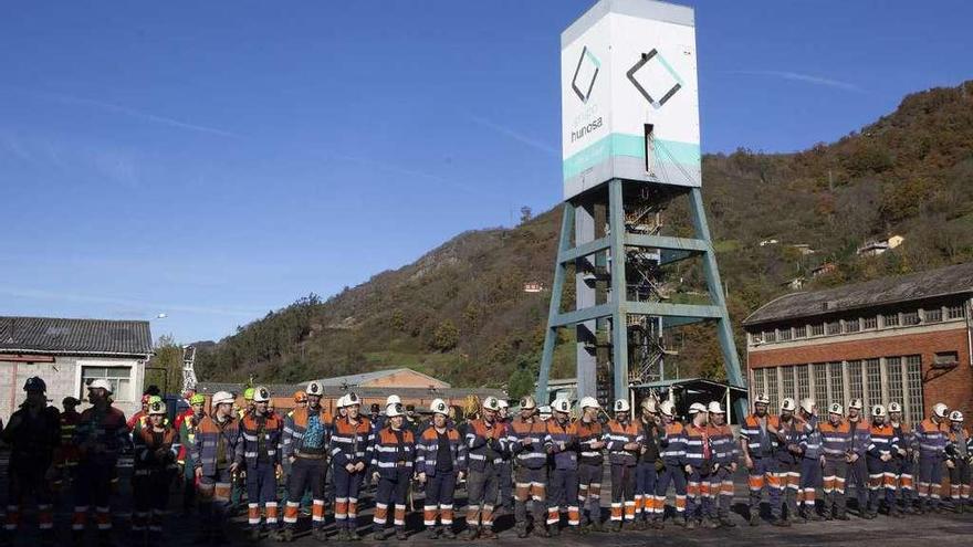 Mineros participantes en el simulacro organizado el viernes en el pozo Santiago.