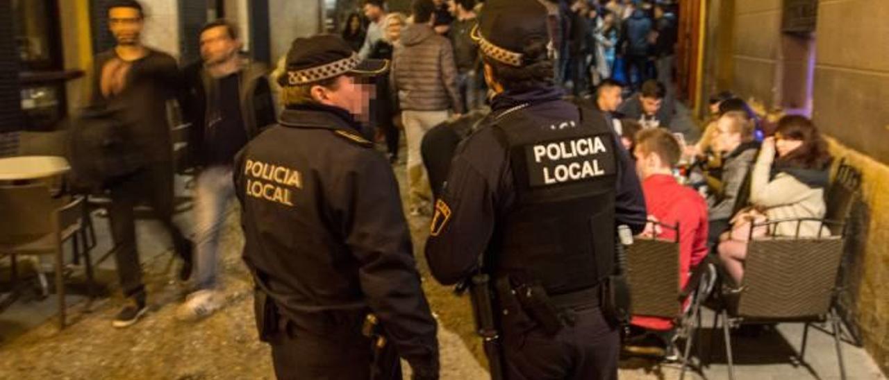 Dos agentes de la Policía Local de Alicante, durante un servicio reciente por las calles del Casco Antiguo de la ciudad.