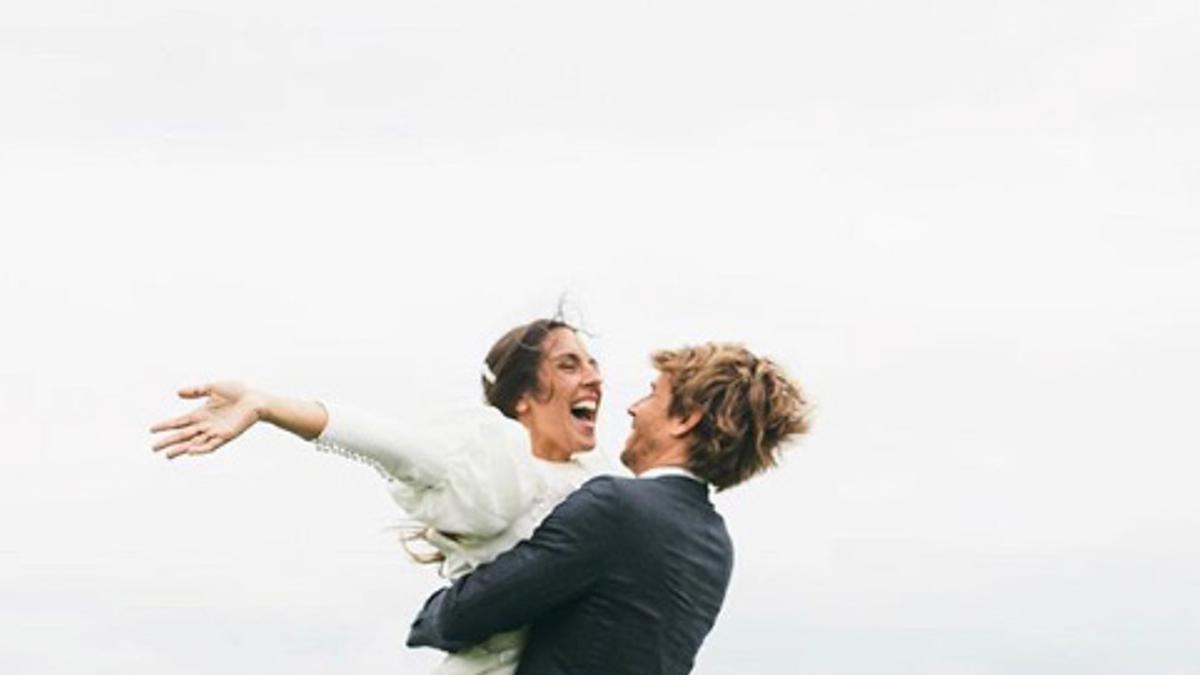 Castellar Granados firma este vestido de novia clásico con Converse