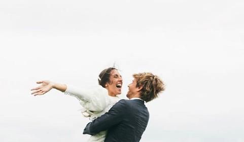 Castellar Granados firma este vestido de novia clásico con Converse