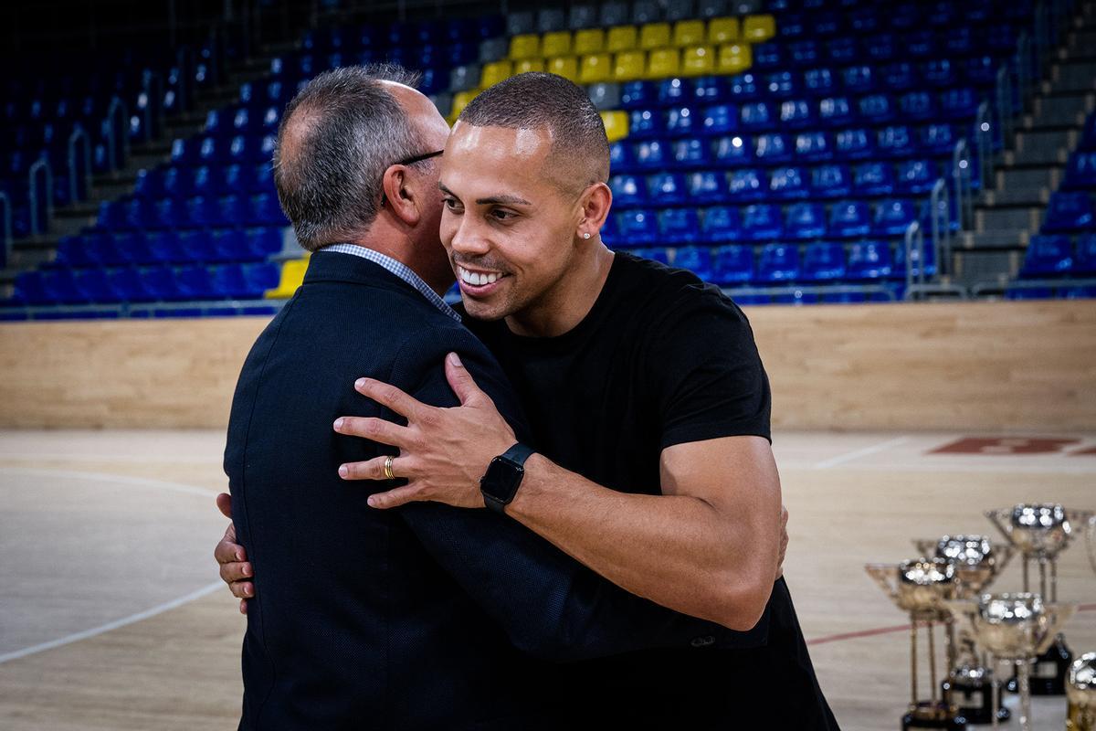 Ferrao, André Coelho y Jesús Velasco se despiden del Barça fotografiándose con todos sus trofeos.