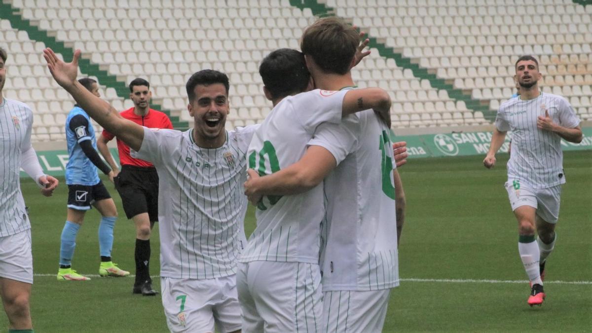 Los futbolistas del Córdoba CF B celebran un gol en El Arcángel esta temporada.