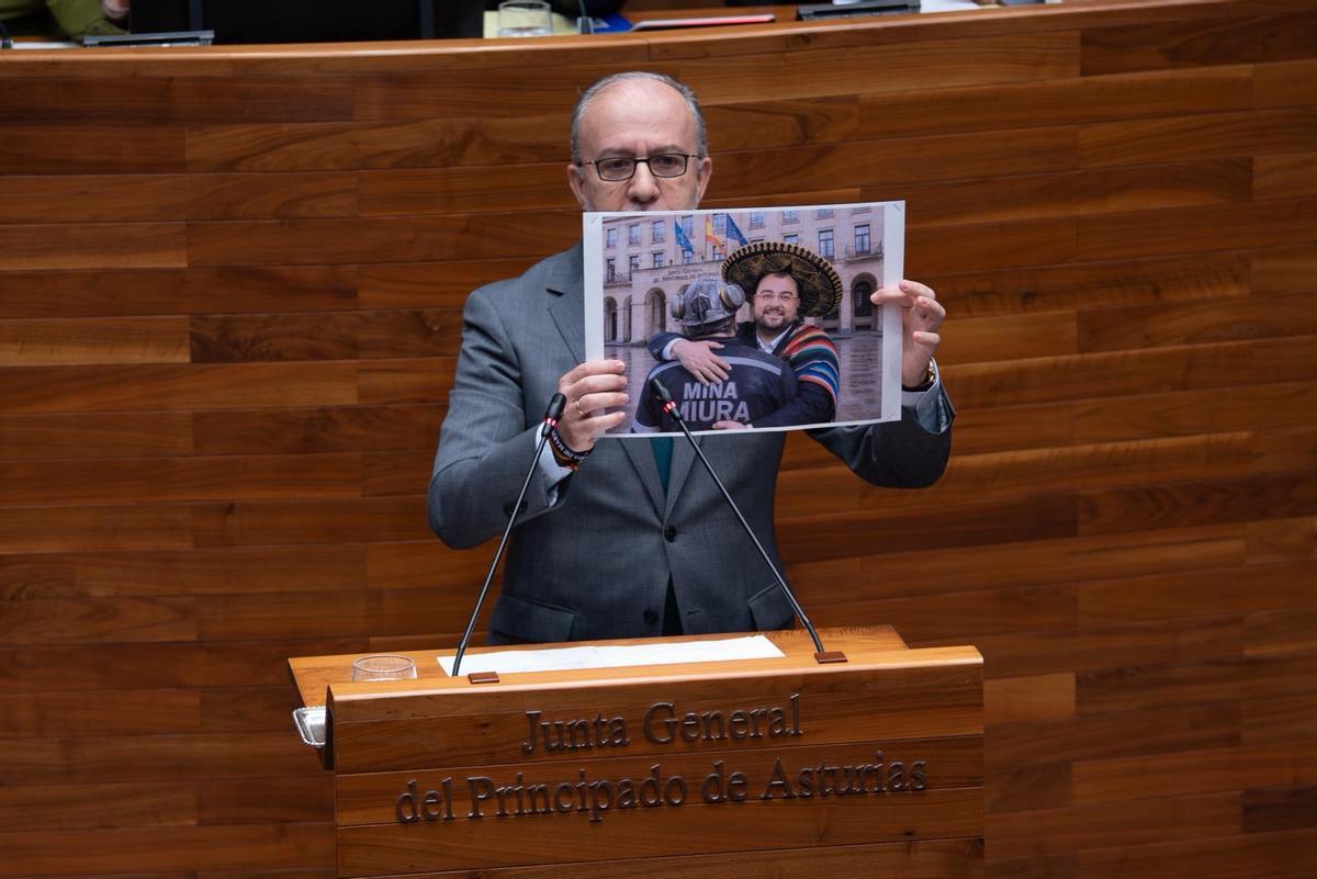 Gonzalo Centeno muestra un montaje de Barbón realizado con IA.