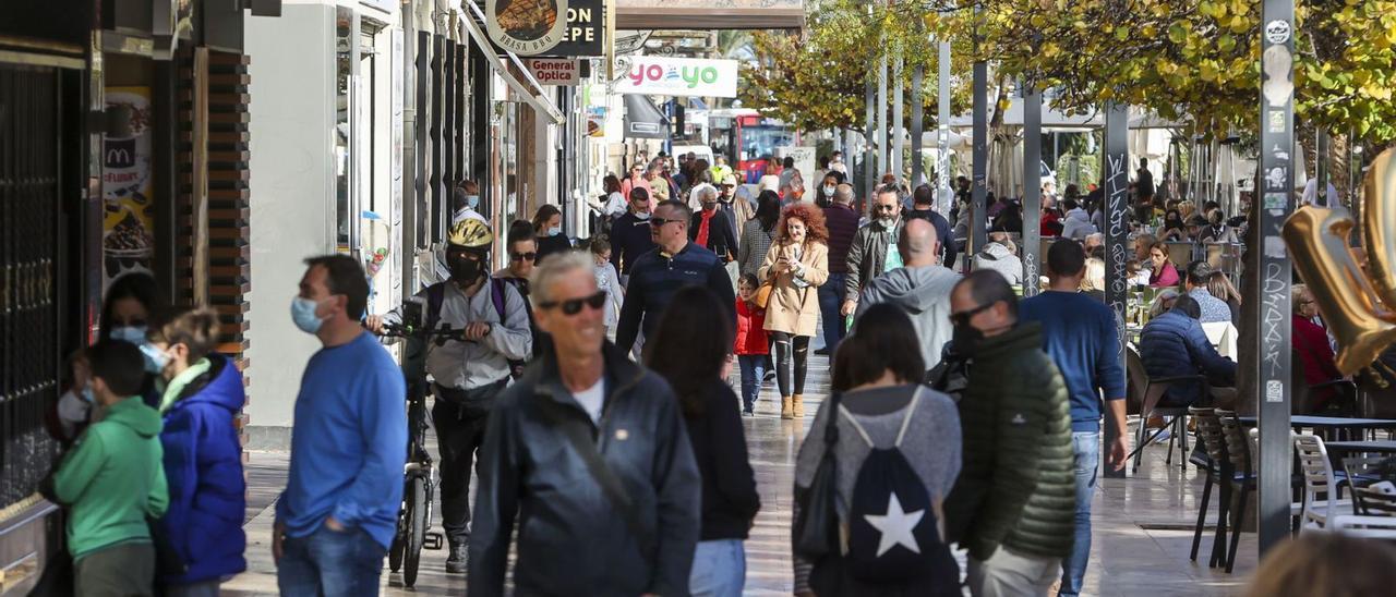 Personas en el centro de Alicante, en una imagen reciente.