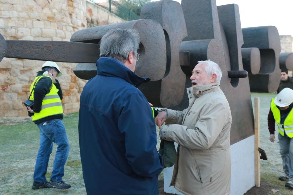 Istalación de la escultura "Equilibrio Horizonal"