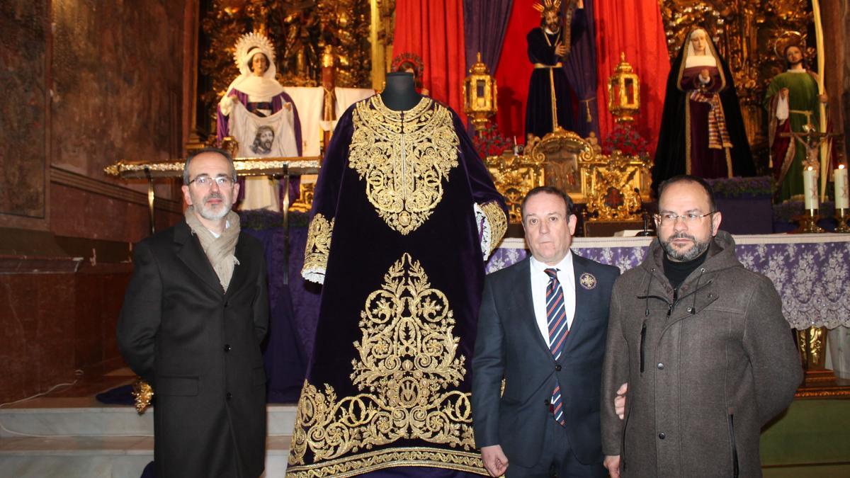 avier García, Javier Valbuena y Martín Suárez, junto a la nueva túnica.