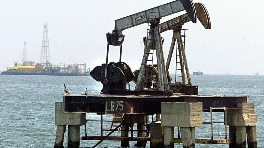 Arabia Saudí defiende recortar la producción de crudo en un millón de barriles diarios