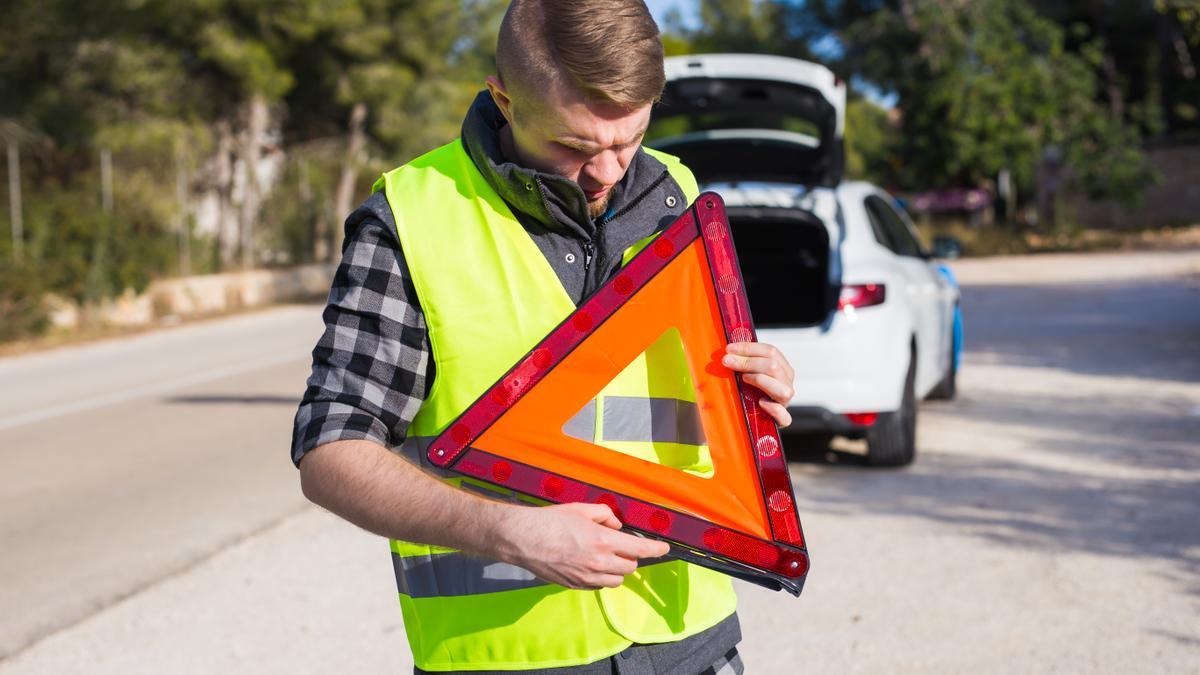 Cómo es el dispositivo que puede sustituir los triángulos del coche a  partir de mañana?