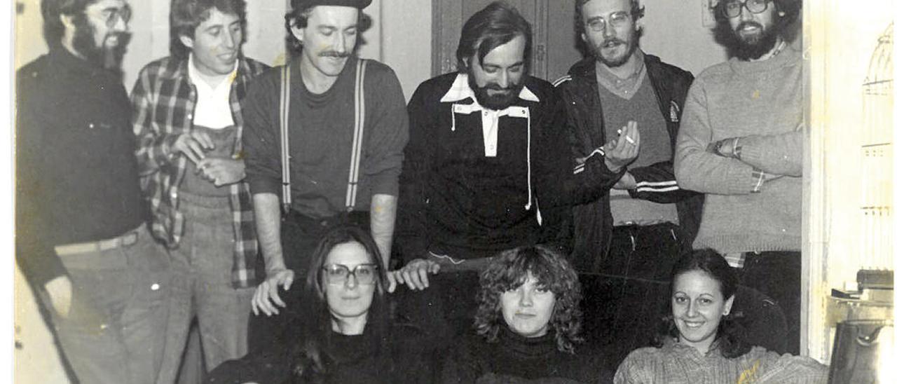 Grupo de Opositores al Cuerpo Técnico de Señales Marítimas. Madrid 1978. Entre ellos, Juan Martínez, isla de Sálvora y Trafalgar. Mera, en Silleiro, Sálvora y Balizamiento de Vigo. Jaume Frontera, Isla de Ons, Cabo de Gata. Julio Vilches, Faro de Sálvora hasta hoy.