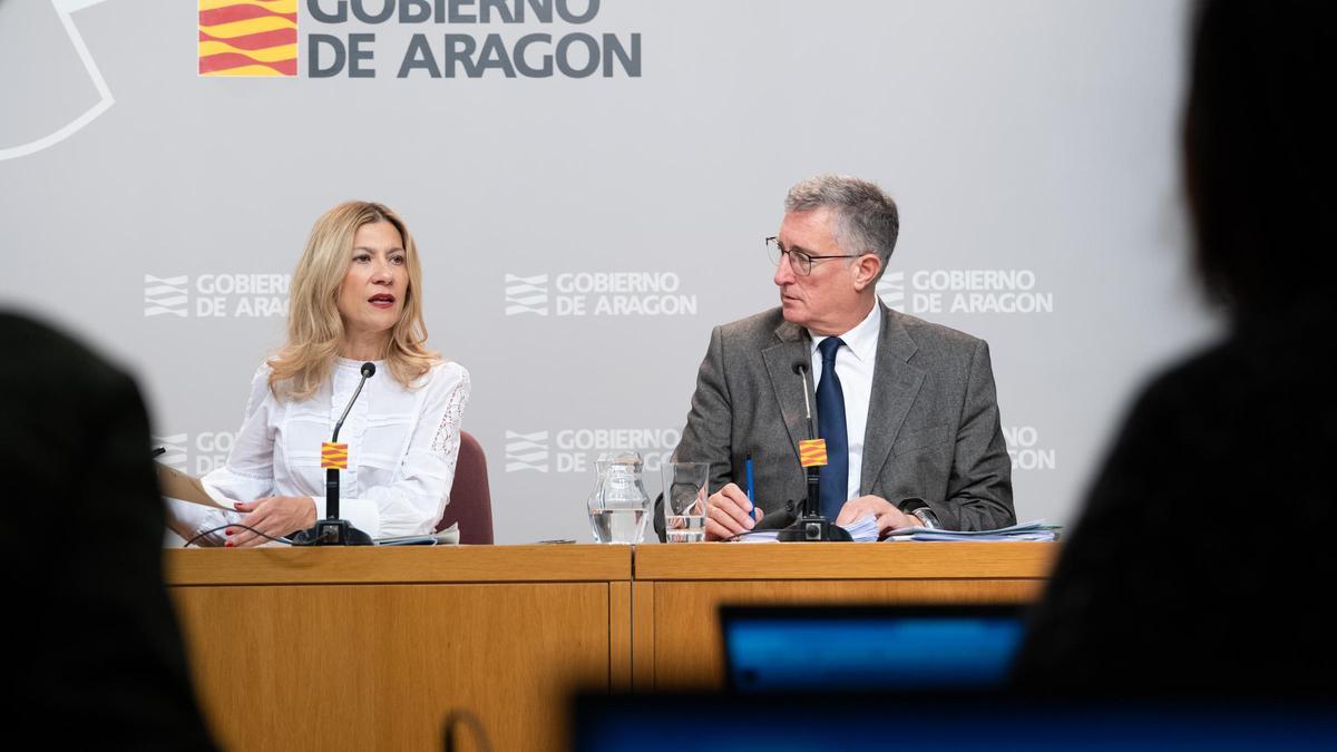 La vicepresidenta segunda del Gobierno de Aragón, Mar Vaquero, junto al consejero de Medio Ambiente y Turismo, Manuel Blasco, este miércoles tras el Consejo de Gobierno.