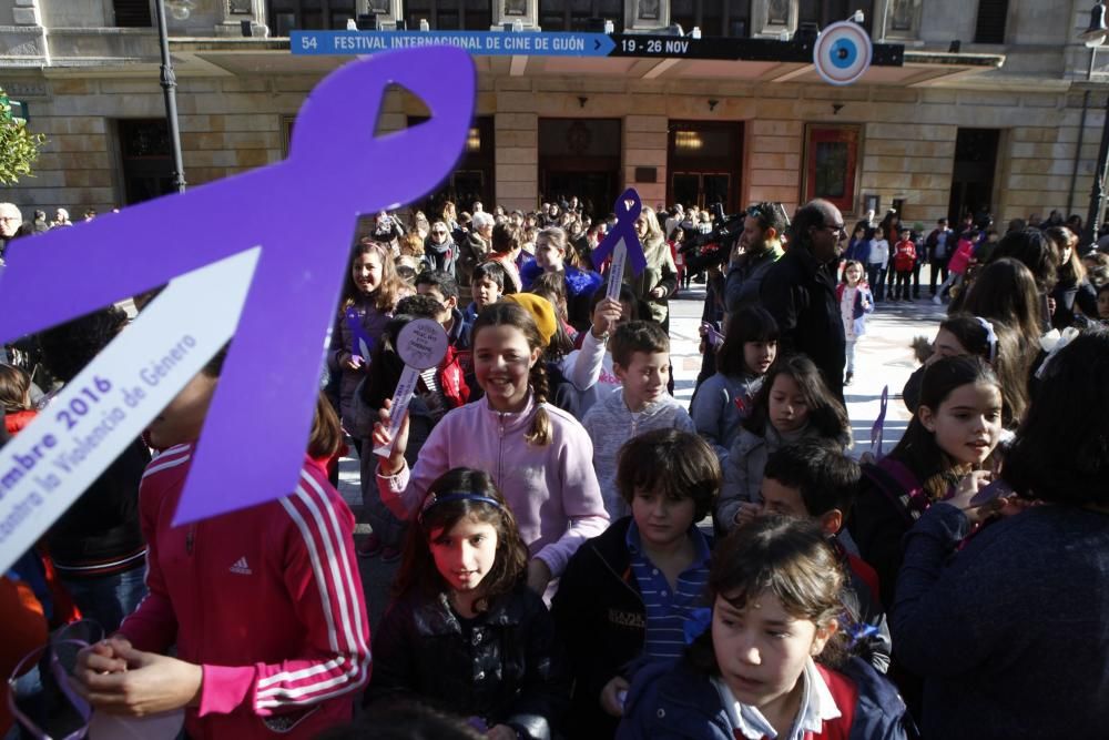 Concentración de niños del colegio Jovellanos de Gijón contra la violencia machista