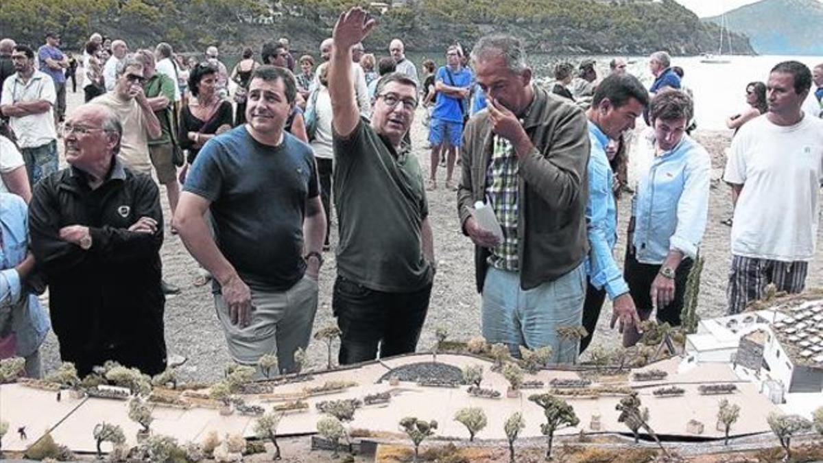 Dos de los hermanos Roca, Joan (brazo en alto) y Josep (a su derecha), ayer con el arquitecto de El Bulli Foundation, Enric Ruiz-Geli, en Cala Montjoi.