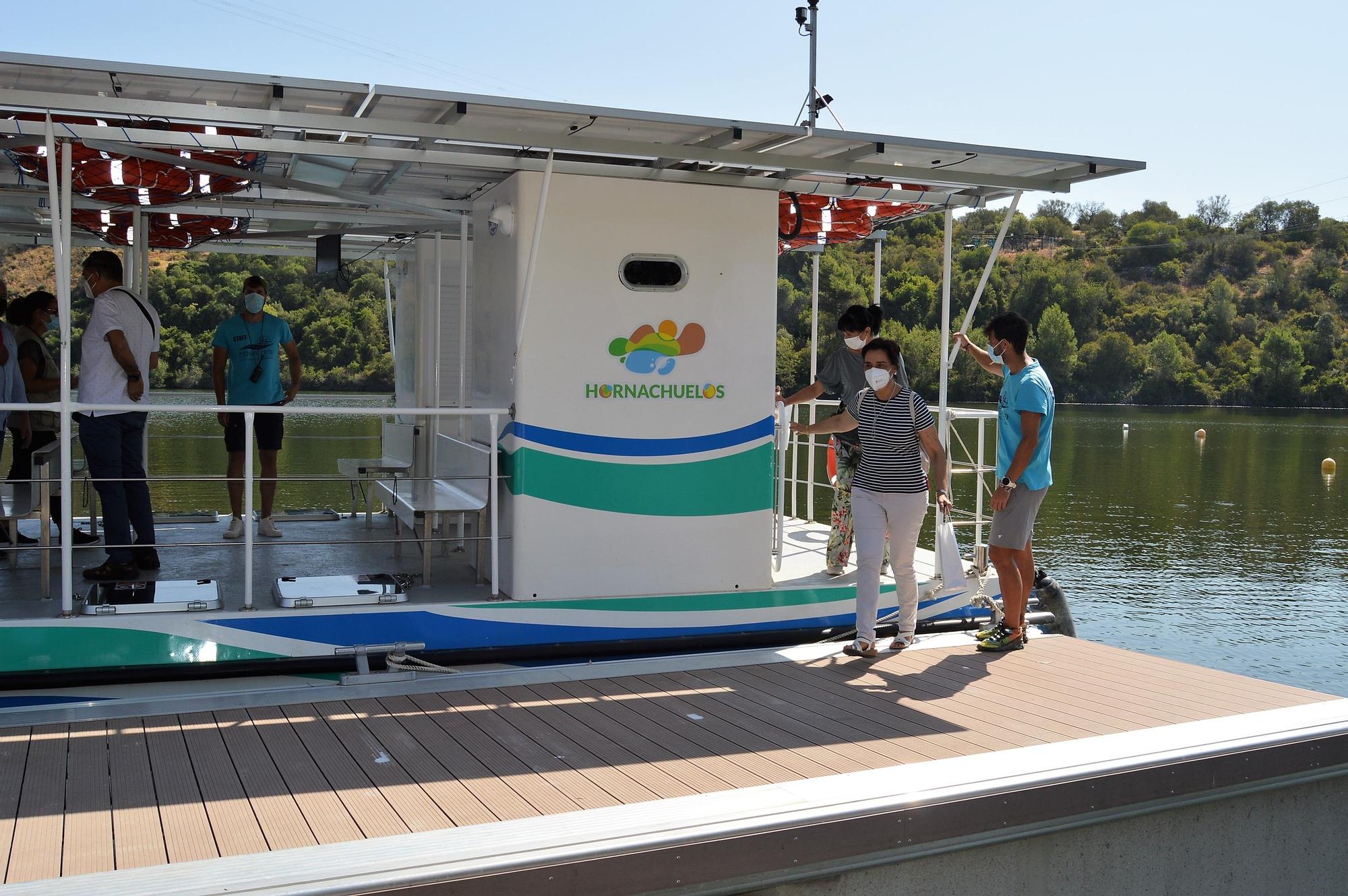 El barco solar de Hornachuelos realiza su paseo inaugural