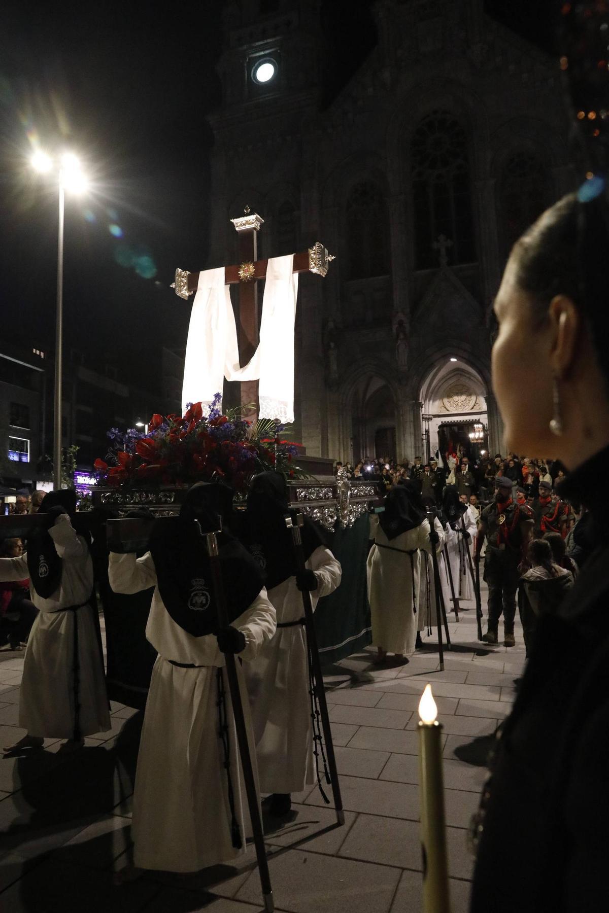 EN IMÁGENES: Emocionante procesión de la Soledad el Viernes Santo en Avilés