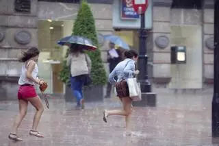 Granizo como piedras en Asturias: la Aemet activa la alerta naranja por tormentas muy fuertes para esta tarde