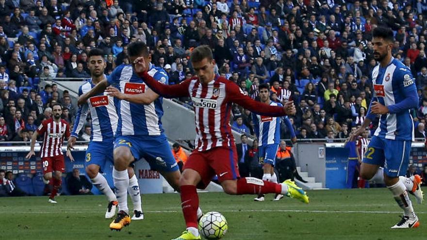 Griezmann arma el disparo que supuso el segundo gol del Atlético.