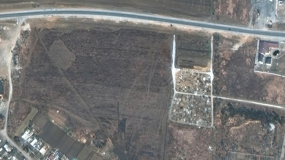 Una imagen satelital del 19 de marzo muestra un cementerio, cerca de Manhush.