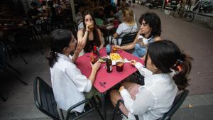 Cuatro amigas charlan en una terraza de Santa Coloma de Gramanet (Barcelona).
