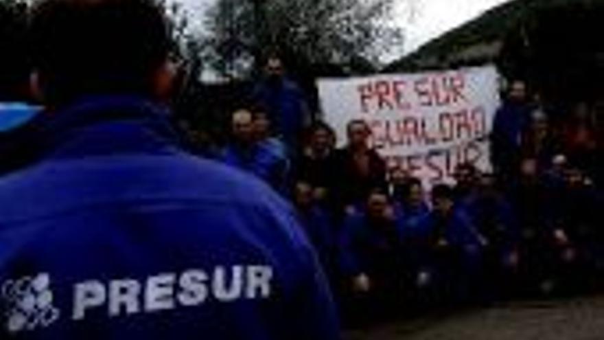 Encierro indefinido de mineros extremeños de Presur en Huelva