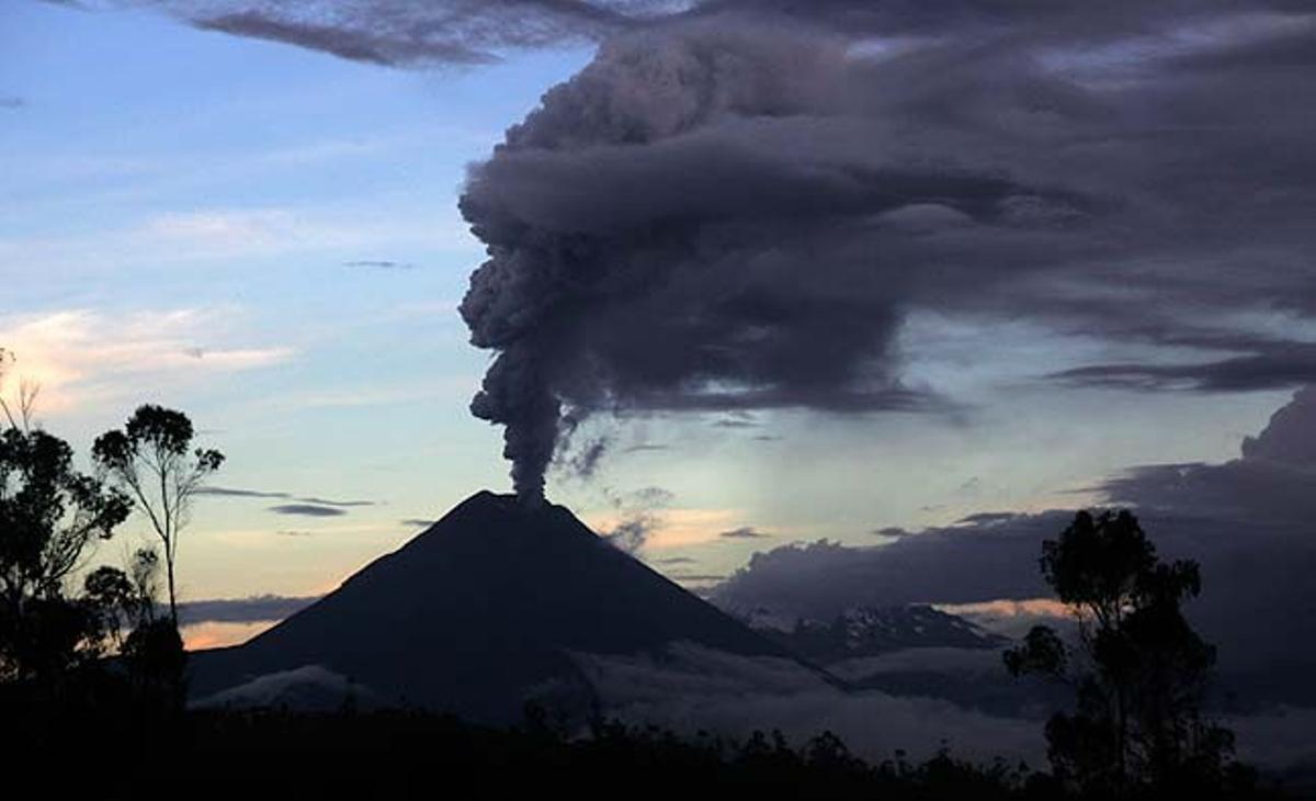 El volcà Tungurahua, que significa ’Gola de foc’ en llengua quítxua, llança cendra i vapor durant una erupció a Banos (Equador).