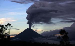 El volcà Tungurahua, que significa ’Gola de foc’ en llengua quítxua, llança cendra i vapor durant una erupció a Banos (Equador).