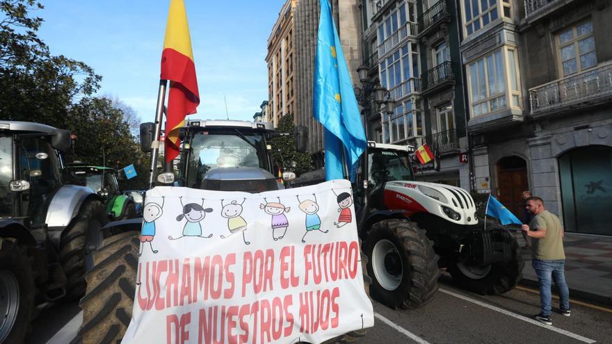 Tractores en la calle Uría de Oviedo, en las manifestaciones del sector agrario del pasado febrero.