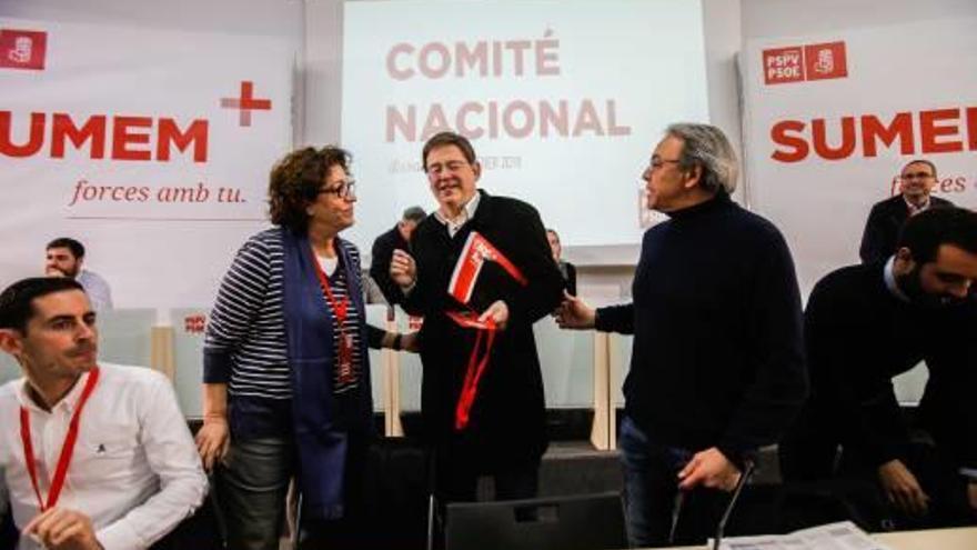 El presidente de la Generalitat, Ximo Puig, junto a Juana Serna y Manolo Mata ayer en València.