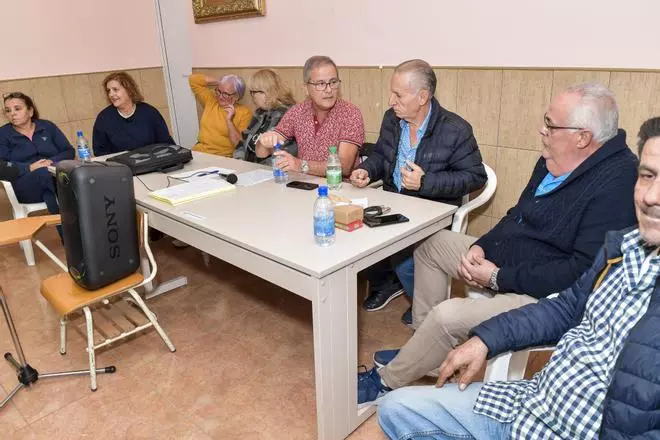 Los vecinos de Ojos de Garza hacen llegar sus peticiones a todos los alcaldes de Gran Canaria