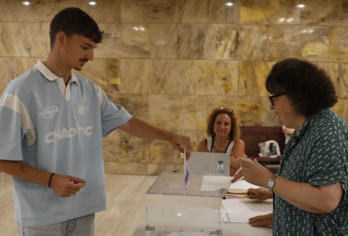 Un elector, votando en la sede de Oviedo.