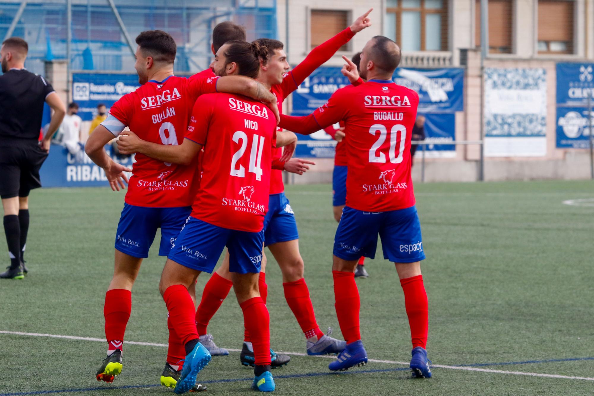 Las imágenes de la victoria del Umia sobre el Pontevedra B en A Bouza (3-0)