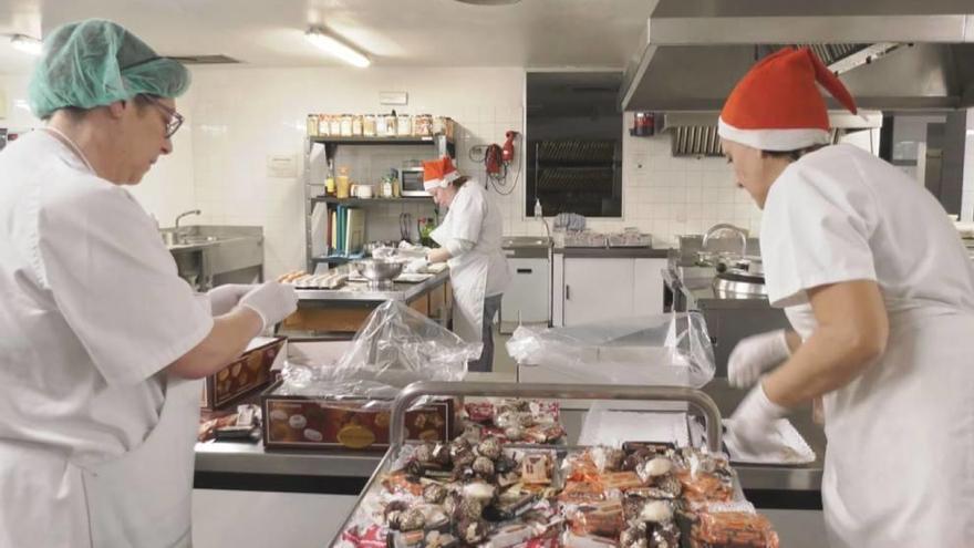 Varias trabajadoras de la cocina del hospital preparan los menús navideños.