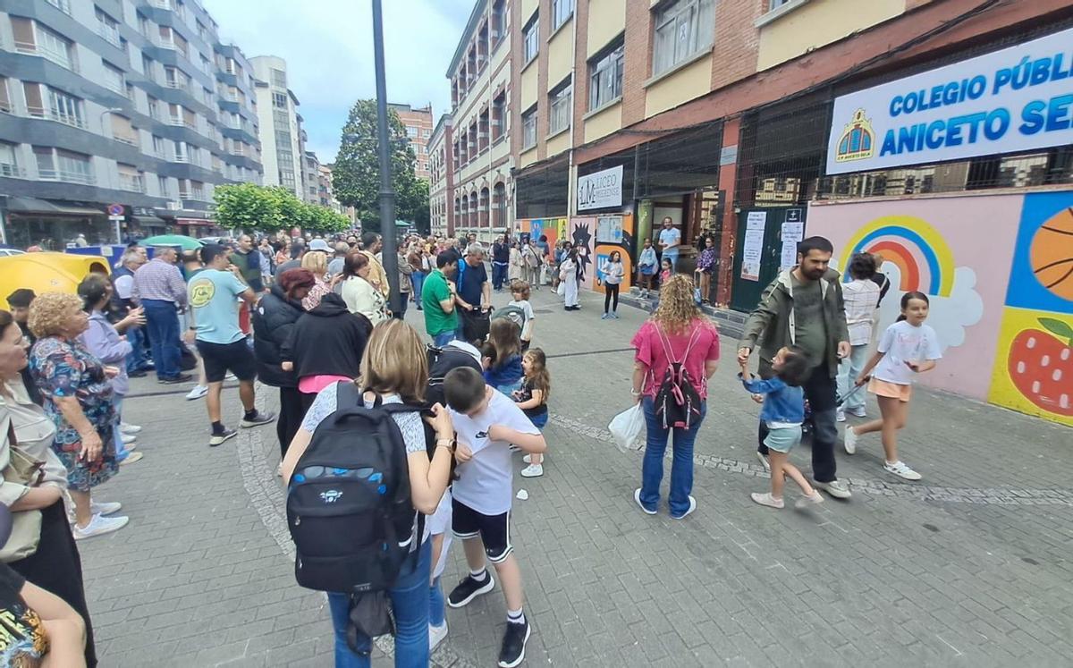 Salida de alumnos en el colegio Aniceto Sela de Mieres, ayer. |
