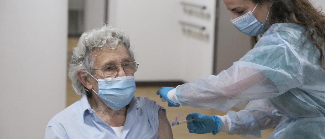 Los mayores de 70 años empezarán a ser citados por los centros de salud la semana que viene