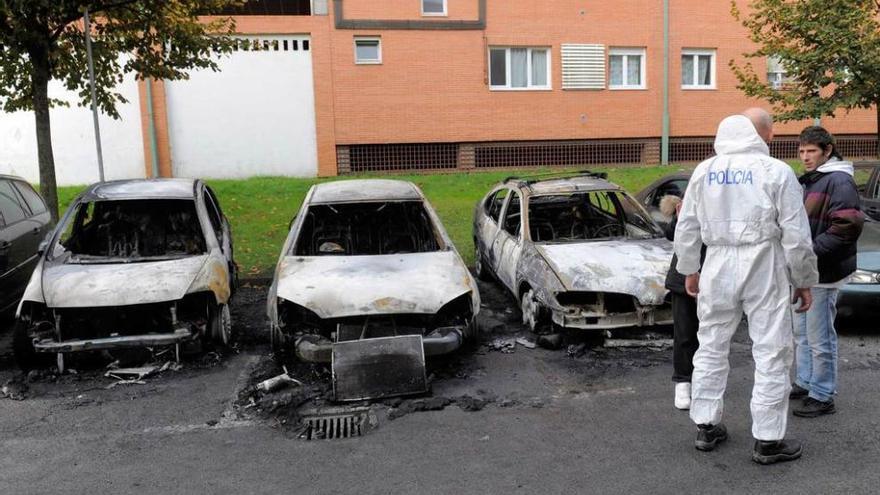 La resolución del caso del &quot;quemacoches&quot; de La Corredoria. Los automóviles afectados por el fuego, el 2 de diciembre, junto al polideportivo Yago Lamela.