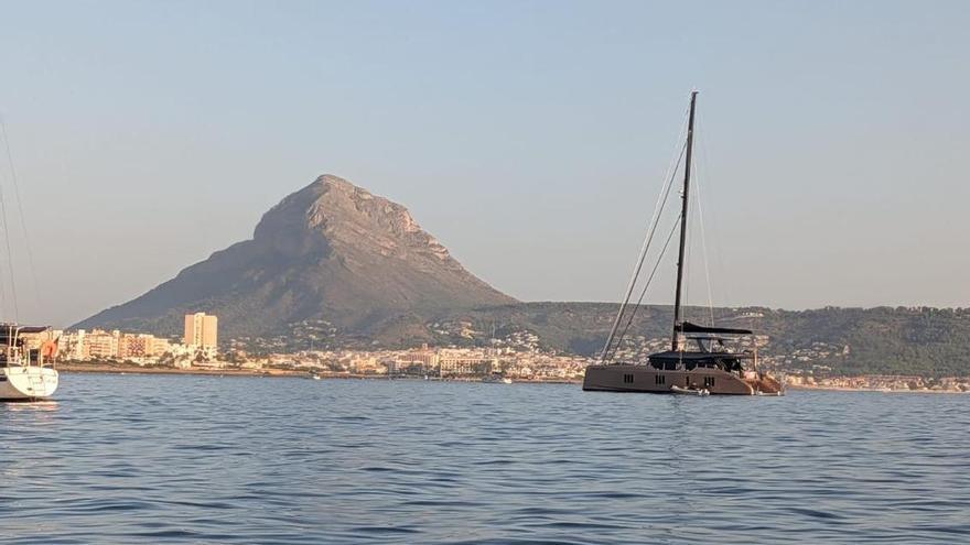 Un catamarán de lujo, "hermano pequeño" de los de Rafa Nadal y Fernando Alonso, fondeado en la bahía de Xàbia