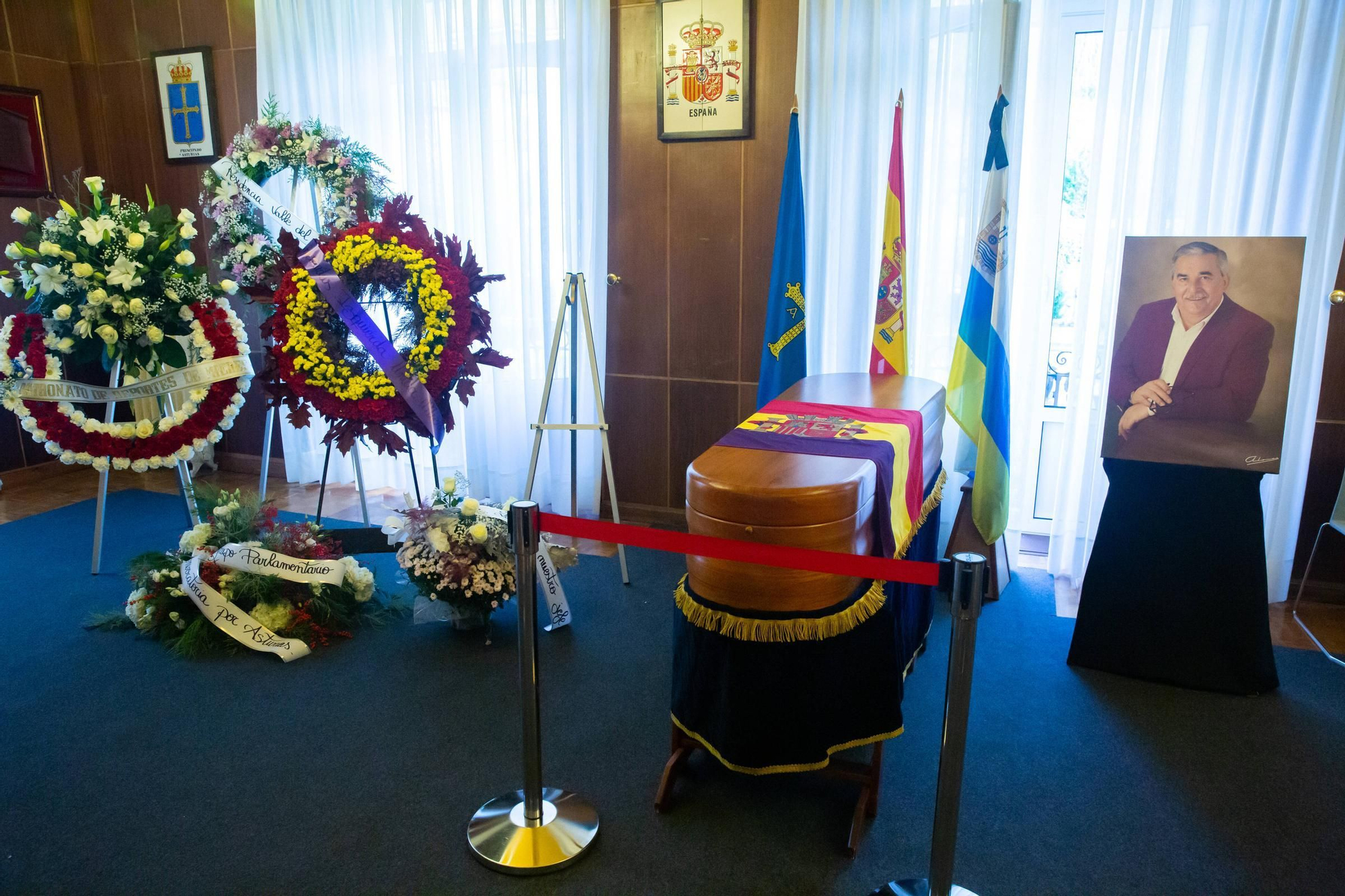 La capilla ardiente de Aníbal Vázquez en el Ayuntamiento de Mieres