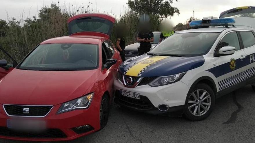 El vehículo interceptado por la Policía Local.