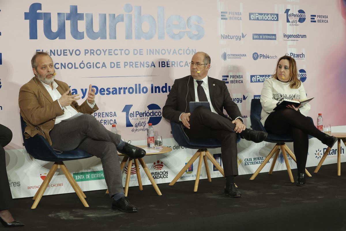 El consejero de Economía, Rafael España, habló de las políticas para atraer inversiones junto a Juan María Hernández y Gema Alejandra González.