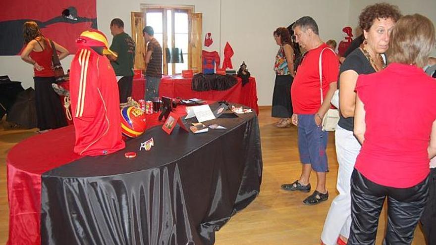 Las dos banderas representativas de la muestra, en el centro cultural.